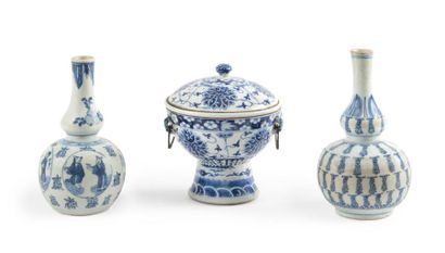 null China for Vietnam
Lot consisting of two baluster-shaped porcelain vases with...