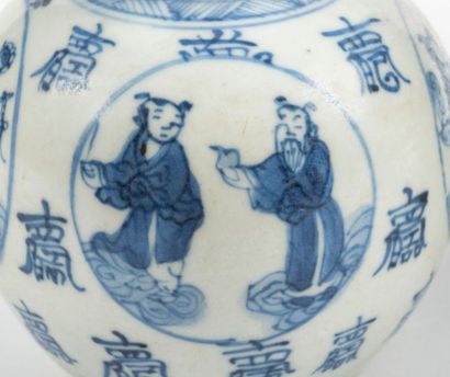 null Chine pour le Vietnam
Lot composé de deux vases de forme balustre en porcelaine...