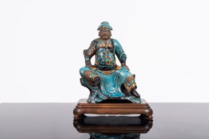 null Chine
Statuette de Guandi en terre cuite émaillée turquoise, aubergine et ocre.
Époque...