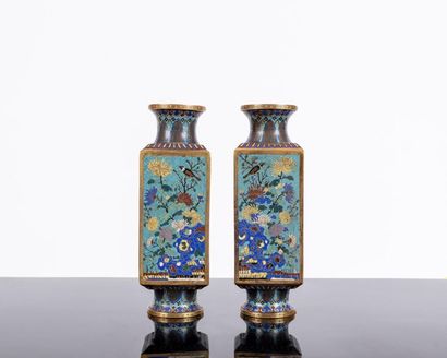 null Chine
Paire de vases en bronze doré et émaux cloisonnés.
Époque Jiaqing (1796-1820).
De...
