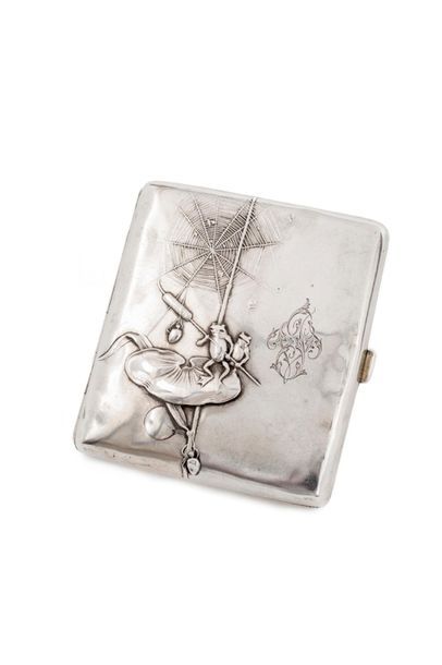 null Étui à cartes en argent 800 ‰ de forme rectangulaire ouvrant à charnière. Repoussé...