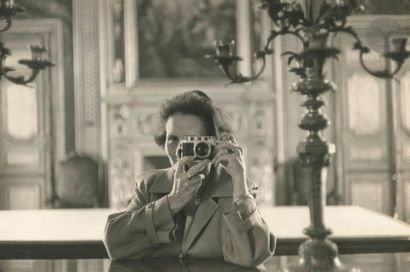 null Yvette Troispoux (1914-2007) 
Autoportrait à Lisieux, c. 1990.
Épreuve argentique...