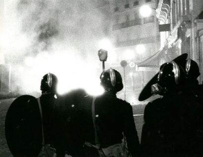 null Éric Guillemot
Paris, mai 1968.
CRS et incendies.
Épreuve argentique d’époque....
