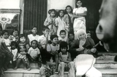 null Jay Ullal (1933) 
Mère Teresa, c. 1980. 
Mère Teresa à Calcutta avec des enfants....