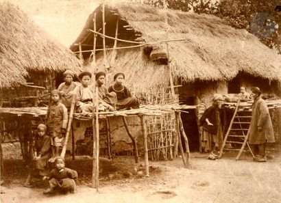 null Photographe non identifié 
Indochine, c. 1880-1900.
Famille tos. Femmes buvant...