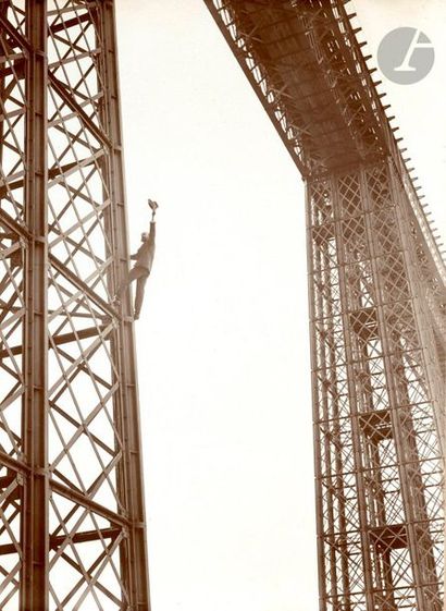 null P. Macheret (Fribourg) 
Homme escaladant un pont métallique, c. 1903-1908. 
Épreuve...