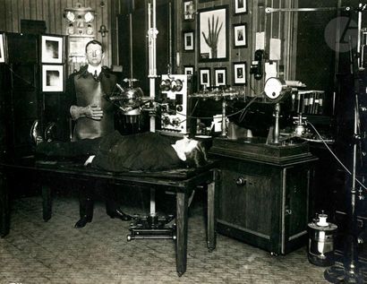 null Photographe non identifié 
Cabinet de radiologie, c. 1910-1920. 
Épreuve argentique...