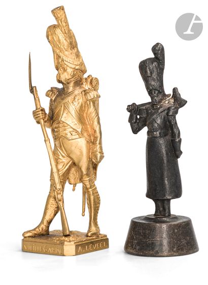 null Ensemble de quatre pièces : 

- Deux statuettes de grognard en pied. En bronze...