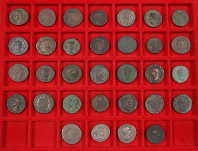 null 32 monnaies romaines :

- 15 moyens bronzes du Ier au IIIe siècle (Agrippa,...