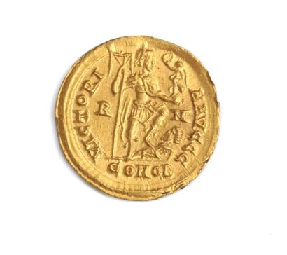 null HONORIUS (393 - 423). Solidus. Rome. 4.46 g

His diademed bust, draped and armoured...