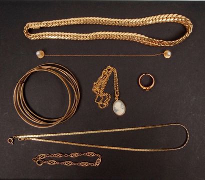 null Lot of gold jewelry (18K). Gross weight : 32,5g.
A braided gold necklace, a...
