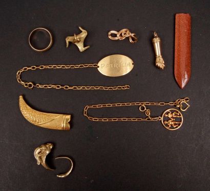 null Lot d'or (diverses teneurs ). Poids brut : 52,8 g
1 alliance, 2 pendentifs,...