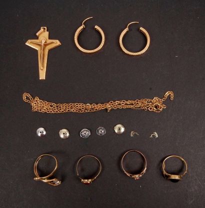 null Lot of gold jewelry (18K) Gross weight: 25.1 g1
cross pendant, 1 pair of creoles,...