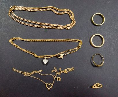 null Lot in gold (18K) Gross weight: 26 g 
3 chains including 1 with heart pendant,...