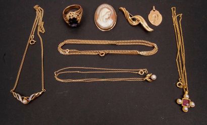 null Lot of gold jewellery (mostly 18 K). Gross weight: 33.6 g 
A leaf brooch set...