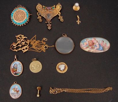 null Lot of gold jewellery (various contents).Gross weight: 41,1 g
2 brooches, 1...