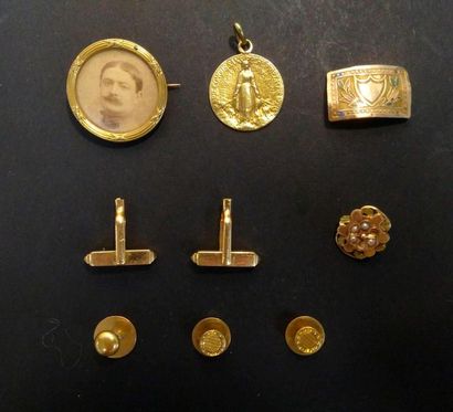 null Gold batch (18K) Gross weight: 17.9 g.
1 medal, 4 collar buttons, a pair of...