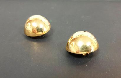 null A pair of 18K gold ear clips. Weight: 9.3 g