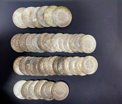 null Lot de pièces en argent dont : 
- 33 pièces de 10 Francs en argent. Type Hercule.
-...