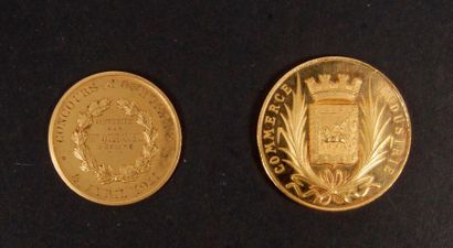 null III e REPUBLIQUE (1871 - 1940). Lot de deux médailles de table en or : 
Médaille...