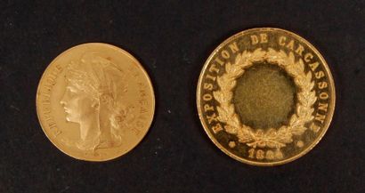 null III e REPUBLIQUE (1871 - 1940). Lot de deux médailles de table en or : 
Médaille...