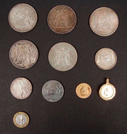 null Lot of 9 silver and gold coins, in a numbered bag: 
- 2 gold coins from South...