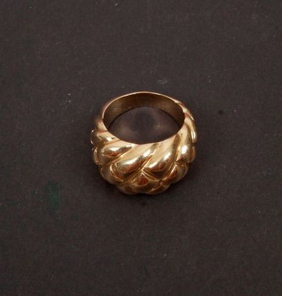 null Gold dome ring (18K). Weight: 14,9 g