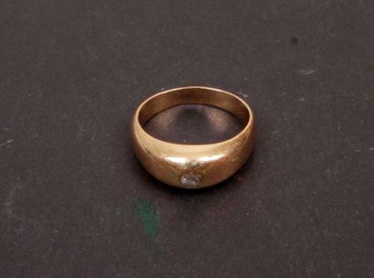 null Yellow gold ring (18K) set in its center with a brilliant. Gross weight : 5...