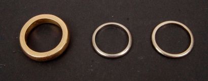 null 2 alliances en or blanc (18K) et un gros anneau en or jaune (18K). Poids : 17.8...