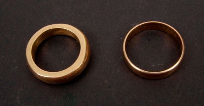 null 1 wedding ring and a big gold ring (18K). Weight: 18.2 g