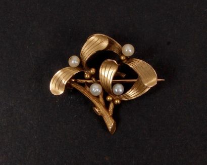 null Small brooch in gold (20K) and pearls, in the shape of mistletoe leaves.
Gross...
