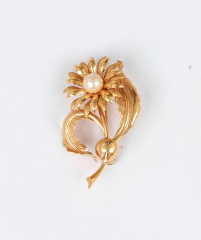 null Gold flower brooch (18K) and cultured pearl. 
Gross weight: 5,7 g
