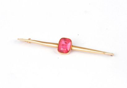 null Brooch in gold (18K) and synthetic red stone. 
Gross weight: 3.7 g
