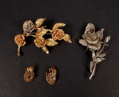 null 2 gold flower brooches and a pair of earrings. (18 K).
Gross weight: 30.9 g...