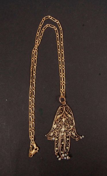 null Hand pendant of Fatima in filigree gold (14K) and pearls. With a gold chain...