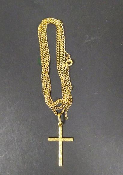 null Chain and its pendant cross, in gold (18K). Weight: 10.4 g