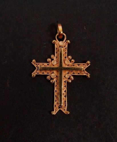 null Pendant cross in yellow gold (14K). Weight: 8,7 g