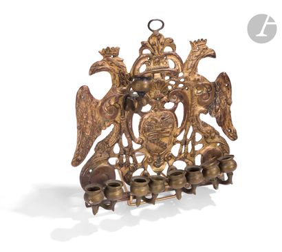 null LAMPE DE HANOUCCA 
Bronze partiellement doré à décor d’aigles affrontés et d’un...