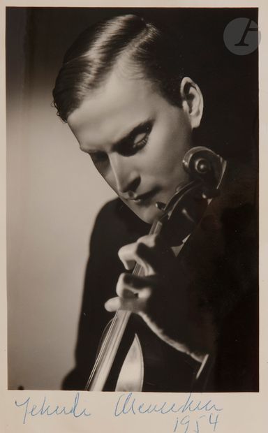 null [ 
PHOTOGRAPHY] Yehudi MENUHIN (1916-1999), American violin playerPeriod
silver
print.
It...