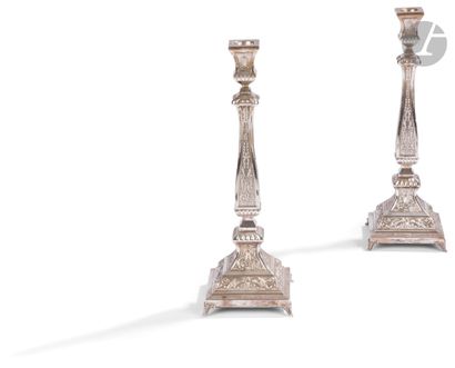 null 
 
Deep-drawn silver
Shabbat candlesticks. 
 
Israel, 20th century. 
Orfèvre :...