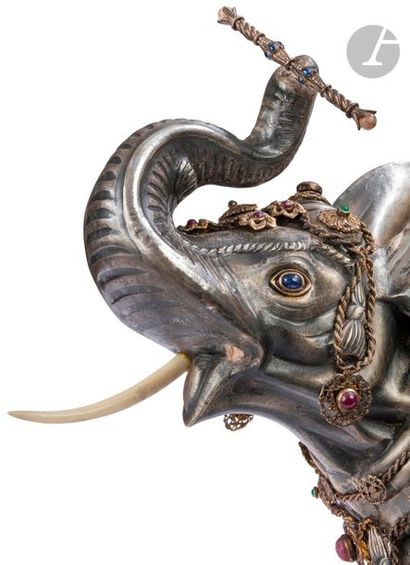 null Sculpture en argent 925 ‰ figurant un éléphant au naturel portant un sceptre...