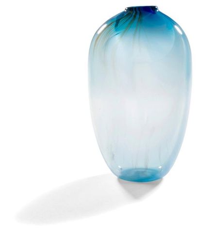 null Nicolas MORIN [français] (né en 1959)
Vase en verre soufflé haut refermé dans...