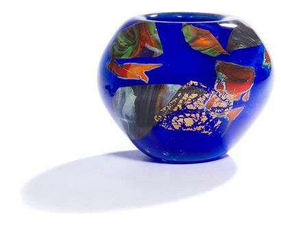 null Yves BATREL [français] (1946-2009)
Vase boule en verre soufflé à décor intercalaire...