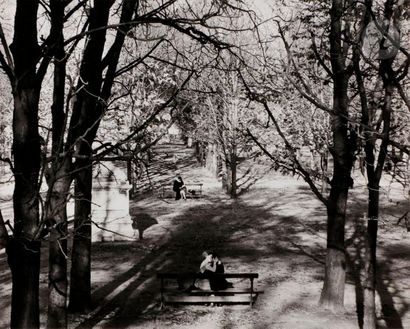 null André Kertész (1894-1985)
Les amoureux du jardin du Luxembourg. 
Paris, 11 avril...
