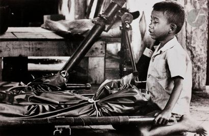 null Christine Spengler (1945)
Enfant pleurant son père. Cambodge, 1974. 
Épreuve...