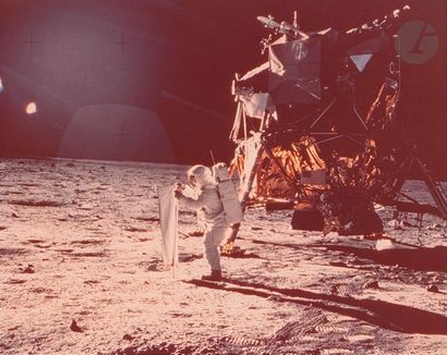 null NASA - Neil Armstrong
Apollo 11, 21 juillet 1969. 
Buzz Aldrin installe le collecteur...