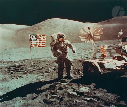null NASA
Apollo 17, décembre 1972. 
Eugene Cernan à côté du rover, le drapeau américain...