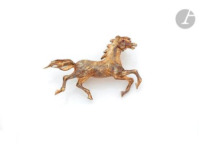 null Broche en or 18K (750) sculpté et guilloché, dessinant un cheval, l’œil piqué...