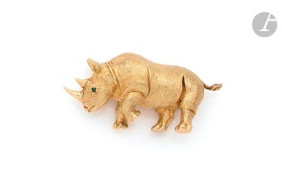 null Broche en or 18K (750) guilloché représentant un rhinocéros, l’œil en émeraude....