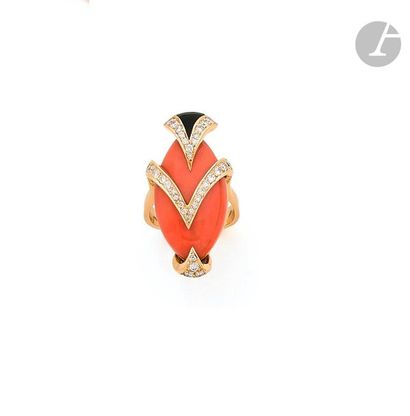 null Ring in 18K (750) gold, set with a cabochon coral set in a V-shape set with...
